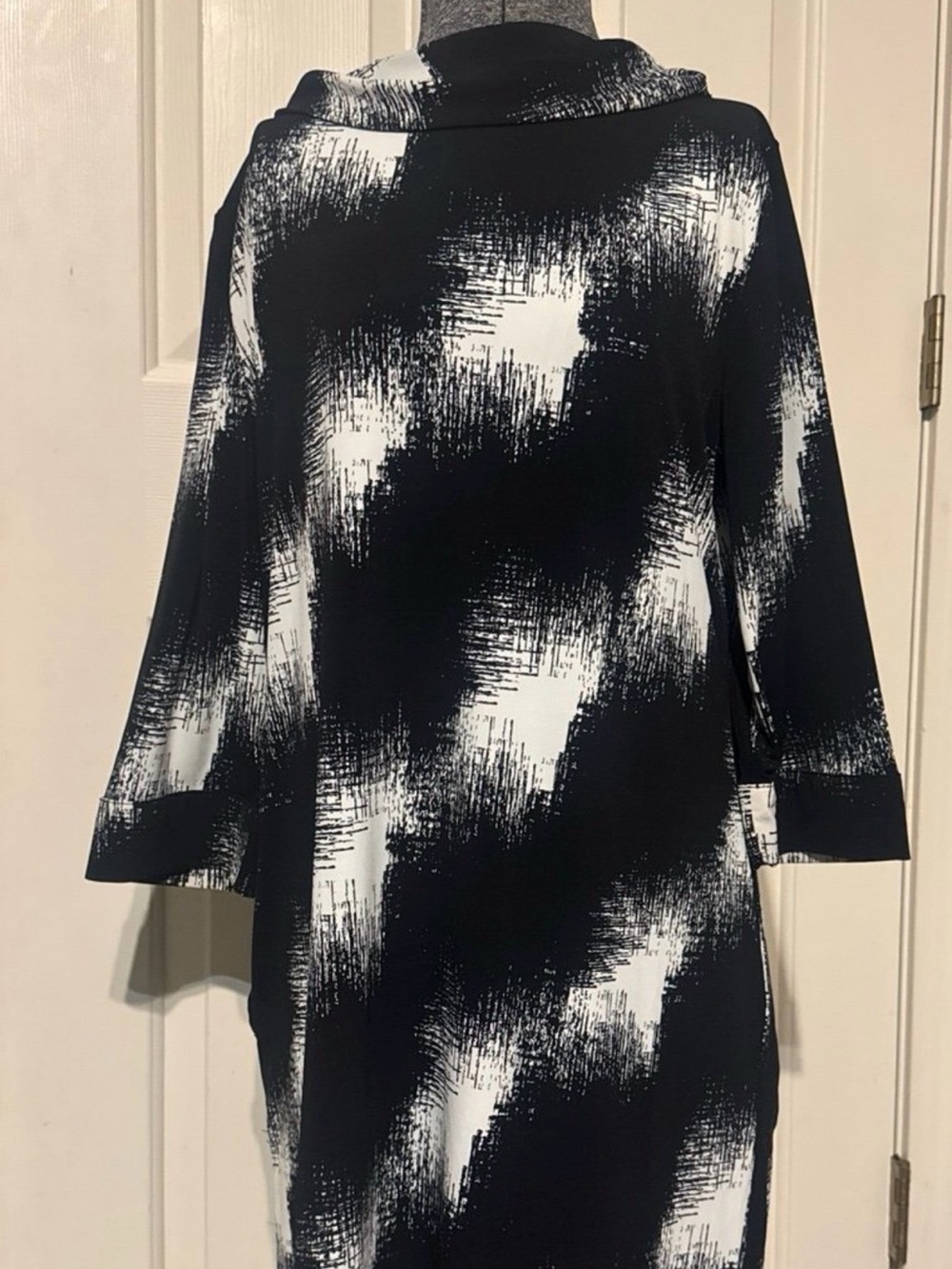 Alfani Womenโs Black and White Brushstroke Tunic Top